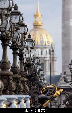 Frankreich, Paris, Brücke Pont Alexandre III mit dem Hotel des Invalides. Stockfoto