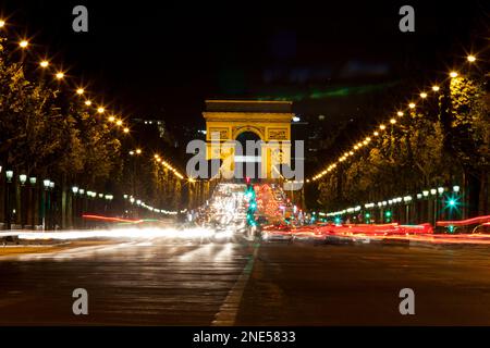 Frankreich, Paris, Blick auf die Avenue des Champs Elysees in Richtung Arc de Triumphe bei Nacht. Stockfoto