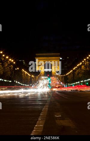 Frankreich, Paris, Blick auf die Avenue des Champs Elysees in Richtung Arc de Triumphe bei Nacht. Stockfoto