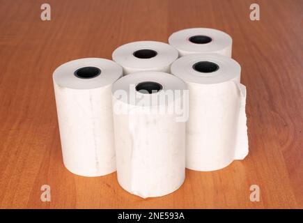 Mehrere Papierrollen Kassenband auf dem Schreibtisch, Nahaufnahme. Stockfoto