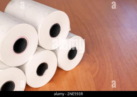 Mehrere Papierrollen Kassenband auf dem Schreibtisch, Nahaufnahme. Stockfoto