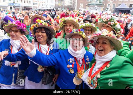 Düsseldorf, Deutschland. 16. Februar 2023. Die Frauen warten vor dem Rathaus, um es um 11:11 Uhr zu stürmen Frauenkarneval in den Karnevalshotels des Rheinlandes, hier in Düsseldorf. Der Tag markiert traditionell den Beginn des Straßenkarnevals. Zum ersten Mal seit drei Jahren gelten keine Corona-Beschränkungen. Kredit: Christoph Reichwein/dpa/Alamy Live News Stockfoto