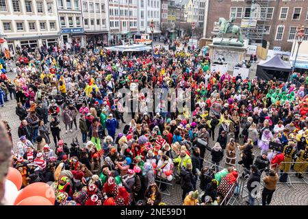 Düsseldorf, Deutschland. 16. Februar 2023. Die Frauen warten vor dem Rathaus, um es um 11:11 Uhr zu stürmen Frauenkarneval in den Karnevalshotels des Rheinlandes, hier in Düsseldorf. Der Tag markiert traditionell den Beginn des Straßenkarnevals. Zum ersten Mal seit drei Jahren gelten keine Corona-Beschränkungen. Kredit: Christoph Reichwein/dpa/Alamy Live News Stockfoto