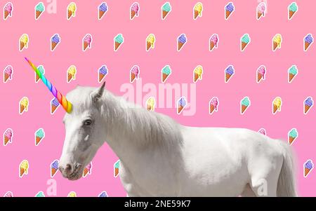 Trendige Kunstcollage. Wunderschönes Einhorn auf farbigem Hintergrund Stockfoto