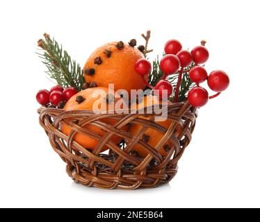 Weihnachtskomposition mit Mandarinen-Pomanderkugeln in Weidenschale isoliert auf Weiß Stockfoto