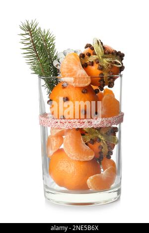 Weihnachtszusammensetzung mit Mandarinen-Pomanderkugeln aus Glas, isoliert auf Weiß Stockfoto