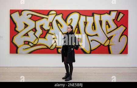 Saatchi Gallery, London, Großbritannien. 16. Februar 2023 Von treuen Zugautoren bis hin zu mächtigen großen Wandmalereien – über 100 internationale Künstler spielen in BEYOND THE STREETS LONDON, Eröffnung am 17. Februar Die Ausstellung, unterstützt von adidas Originals, wird die umfassendste Graffiti- und Straßenkunstausstellung im Vereinigten Königreich sein und alle drei Stockwerke der berühmten Saatchi-Galerie in London umfassen. Bild: Werk von Zephyr. Kredit: Malcolm Park/Alamy Live News. Stockfoto