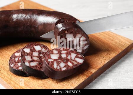 Schmackhafte Blutwurst auf weißen Tisch schneiden, Nahaufnahme Stockfoto