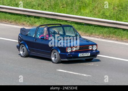 1989 90er Jahre, Blue VW VOLKSWAGEN GOLF GTI 16V 1781cc Benzinmotor 5-Gang-Schaltgetriebe Cabriolet; Fahrt auf der Autobahn M61, Großbritannien Stockfoto