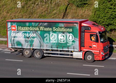 Biffa Hazardous Waste Solutions Lkw, der auf der Autobahn M61, Großbritannien, unterwegs ist Stockfoto