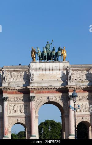 Frankreich, Paris, Arc de Triomphe du Carrousel, vor dem Louvre. Stockfoto