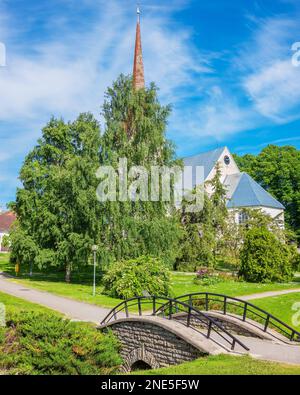 Green Park und St. Trinity Church Gebäude in Rakvere. Estland, Baltische Staaten Stockfoto