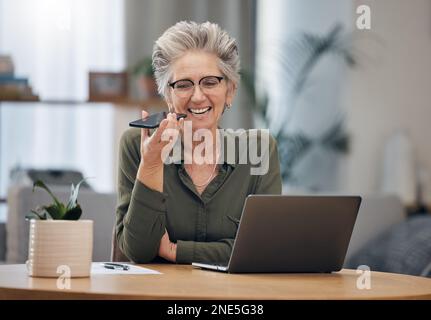 Weibliche Geschäftsfrau, Telefonaufzeichnung als Anwältin, die Rechtsberatung bei mobilen Gesprächen in einem Büro spricht. Ältere und reife Menschen Stockfoto