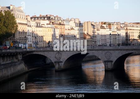 Frankreich, Paris, Blick über die seine in Richtung Quai des Grands Augustines. Stockfoto