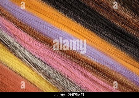 Stränge von verschiedenen Farben Haar als Hintergrund, Nahaufnahme Stockfoto