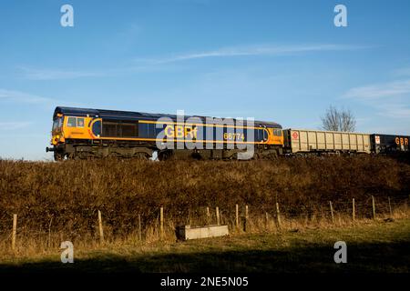 GBRf-Diesellokomotive der Klasse 66 Nr. 66774, die einen Güterzug zieht, Warwickshire, Großbritannien Stockfoto