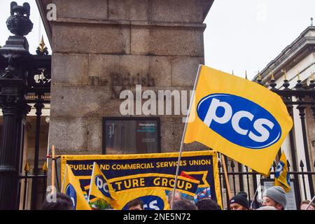 London, Großbritannien. 16. Februar 2023 PCS (Public and Commercial Services Union) vor dem British Museum, während die Mitarbeiter am vierten Tag in Folge weiter streiken, um ihr Gehalt zu überschreiten. Kredit: Vuk Valcic/Alamy Live News Stockfoto