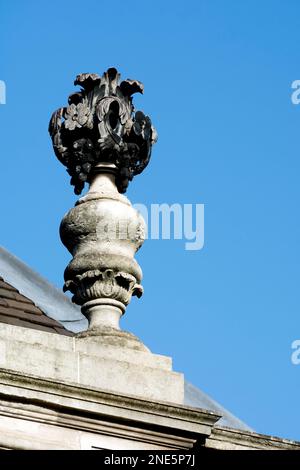 Ornamente am ehemaligen NatWest Bank Gebäude, High Street, Warwick, Großbritannien Stockfoto