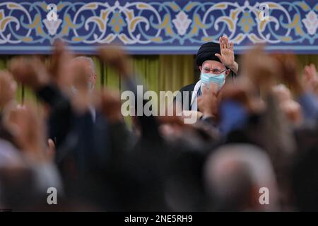 Teheran, Teheran, Iran. 15. Februar 2023. Ein vom Büro des Obersten iranischen Führers Ayatollah ALI KHAMENEI am 15. Februar 2023 bereitgestelltes Foto zeigt ihn in der Hauptstadt Teheran, auf dem er vor einem Treffen von Menschen aus der nordwestlichen Region des iranischen Aserbaidschan spricht. Bei diesem Treffen bewunderte er die iranische Nation für ihre "historische" Beteiligung an den diesjährigen Massenveranstaltungen zur Feier des 44. Jahrestages der Islamischen Revolution. „Dieses echte, leidenschaftliche und bedeutungsvolle Epos ist das Ergebnis der Hartnäckigkeit der Nation und nicht vom Pfad der Revolution abgekommen zu werden“, so er Stockfoto