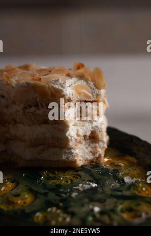 Blick auf gebratenes Stück Kuchen mit Mandeln Stockfoto