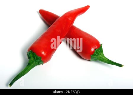 Zwei frische rote Paprika, ausgeschnitten Stockfoto