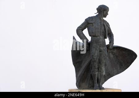 02-09-2023 ronda, malaga, spanien Bronzestatue eines spanischen Stierkämpfers isoliert auf weißem Hintergrund Stockfoto