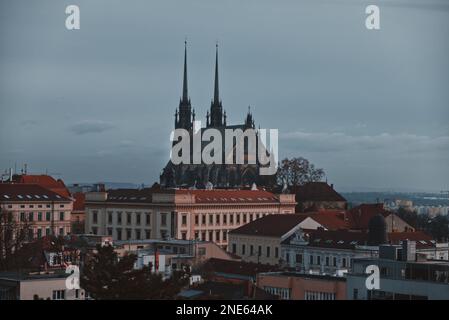 Dieses atemberaubende Bild zeigt einen Blick auf Gebäude und eine Kirche von einem Hügel aus Stockfoto