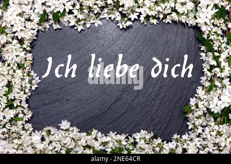 Schiefer mit weißem Blumendruck und „I Love You“-Schriftzug Stockfoto