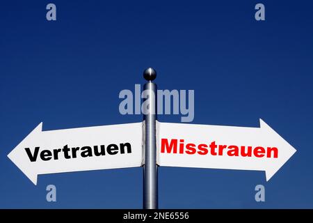 Wegweiser, die in verschiedene Richtungen zeigen, Optionen, Vertrauen, Misstrauen Stockfoto