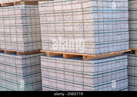 Betonplatten für die Bodenbearbeitung auf Holzpaletten. Stockfoto