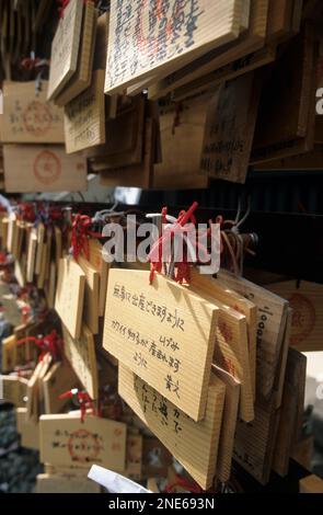 Japan, Tokio, Ueno-Park, Gebetskarten vor dem Kiyomizu Kannon-do-Tempel. Stockfoto