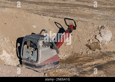 Manuelle Dieselmaschine zum Verdichten von Erde auf einer Baustelle. Stockfoto