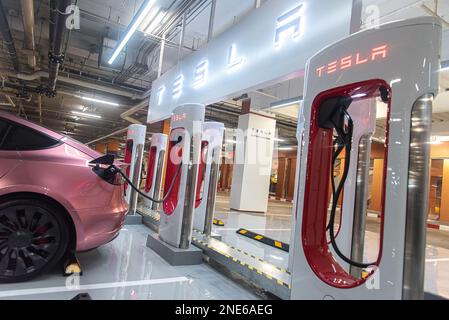 Bangkok, Thailand. 16. Februar 2023. Ein Tesla-Auto wird in der Central World, dem Einkaufszentrum in Bangkok, an einen Tesla-Supercharger angeschlossen gesehen. Tesla führt am 15. Februar 2023 die erste Supercharger-Station Thailands und die größte Station in Südost-Asiaat Central World, das Einkaufszentrum in Bangkok, Thailand, ein, um auf den Trend bei Elektrofahrzeugen und die steigende Zahl der Besitzer von Elektroautos in Thailand zu reagieren. Kredit: SOPA Images Limited/Alamy Live News Stockfoto