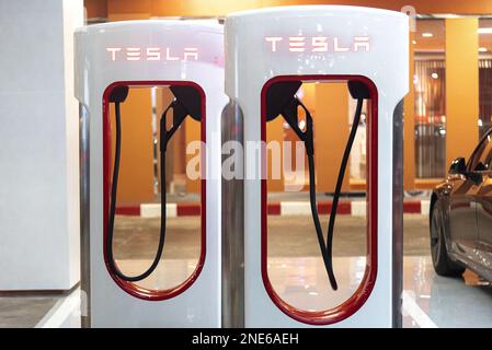 Bangkok, Thailand. 16. Februar 2023. Ladestationen des Tesla Supercharger in Central World, dem Einkaufszentrum in Bangkok. Tesla führt am 15. Februar 2023 die erste Supercharger-Station Thailands und die größte Station in Südost-Asiaat Central World, das Einkaufszentrum in Bangkok, Thailand, ein, um auf den Trend bei Elektrofahrzeugen und die steigende Zahl der Besitzer von Elektroautos in Thailand zu reagieren. Kredit: SOPA Images Limited/Alamy Live News Stockfoto