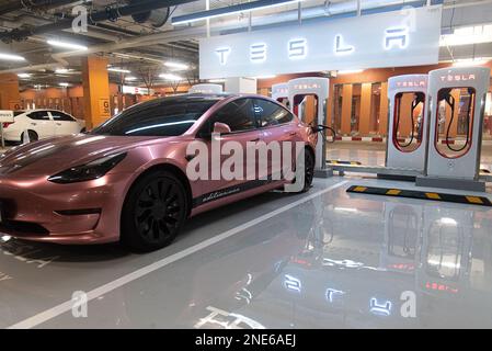 Bangkok, Thailand. 16. Februar 2023. Ein Tesla-Auto, das an der Tesla-Supercharger-Station im Einkaufszentrum Central World in Bangkok aufgeladen wurde. Tesla führt am 15. Februar 2023 die erste Supercharger-Station Thailands und die größte Station in Südost-Asiaat Central World, das Einkaufszentrum in Bangkok, Thailand, ein, um auf den Trend bei Elektrofahrzeugen und die steigende Zahl der Besitzer von Elektroautos in Thailand zu reagieren. Kredit: SOPA Images Limited/Alamy Live News Stockfoto