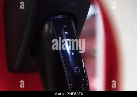 Bangkok, Thailand. 16. Februar 2023. Ein Tesla-Supercharger-Stecker, der am Bahnhof in Central World, dem Einkaufszentrum in Bangkok, zu sehen ist. Tesla führt am 15. Februar 2023 die erste Supercharger-Station Thailands und die größte Station in Südost-Asiaat Central World, das Einkaufszentrum in Bangkok, Thailand, ein, um auf den Trend bei Elektrofahrzeugen und die steigende Zahl der Besitzer von Elektroautos in Thailand zu reagieren. Kredit: SOPA Images Limited/Alamy Live News Stockfoto