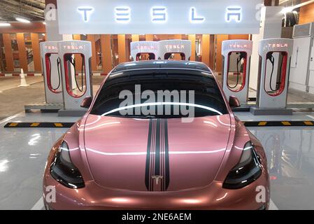 Bangkok, Thailand. 16. Februar 2023. Ein Tesla-Auto, das an der Tesla-Supercharger-Station im Einkaufszentrum Central World in Bangkok aufgeladen wurde. Tesla führt am 15. Februar 2023 die erste Supercharger-Station Thailands und die größte Station in Südost-Asiaat Central World, das Einkaufszentrum in Bangkok, Thailand, ein, um auf den Trend bei Elektrofahrzeugen und die steigende Zahl der Besitzer von Elektroautos in Thailand zu reagieren. Kredit: SOPA Images Limited/Alamy Live News Stockfoto