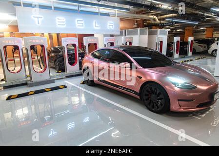 Bangkok, Thailand. 16. Februar 2023. Ein Tesla-Auto, das an der Tesla-Supercharger-Station im Einkaufszentrum Central World in Bangkok aufgeladen wurde. Tesla führt am 15. Februar 2023 die erste Supercharger-Station Thailands und die größte Station in Südost-Asiaat Central World, das Einkaufszentrum in Bangkok, Thailand, ein, um auf den Trend bei Elektrofahrzeugen und die steigende Zahl der Besitzer von Elektroautos in Thailand zu reagieren. Kredit: SOPA Images Limited/Alamy Live News Stockfoto