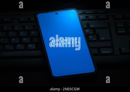Ljubljana, Slowenien - 21. Januar 2023: JPMorgan Chase Co. Logo auf Smartphone-Bildschirm auf Computertastatur Stockfoto