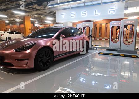 Bangkok, Thailand. 16. Februar 2023. Ein Tesla-Auto, das an der Tesla-Supercharger-Station im Einkaufszentrum Central World in Bangkok aufgeladen wurde. Tesla führt am 15. Februar 2023 die erste Supercharger-Station Thailands und die größte Station in Südost-Asiaat Central World, das Einkaufszentrum in Bangkok, Thailand, ein, um auf den Trend bei Elektrofahrzeugen und die steigende Zahl der Besitzer von Elektroautos in Thailand zu reagieren. (Foto: Peerapon Boonyakiat/SOPA Images/Sipa USA) Guthaben: SIPA USA/Alamy Live News Stockfoto