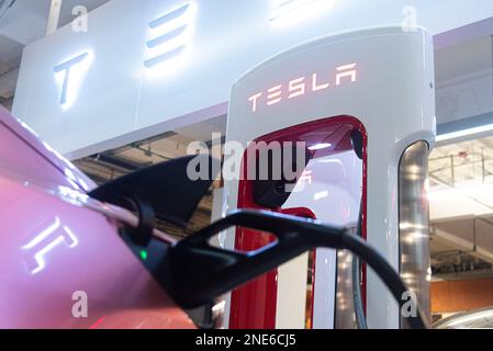 Bangkok, Thailand. 16. Februar 2023. Ein Tesla-Auto wird in der Central World, dem Einkaufszentrum in Bangkok, an einen Tesla-Supercharger angeschlossen gesehen. Tesla führt am 15. Februar 2023 die erste Supercharger-Station Thailands und die größte Station in Südost-Asiaat Central World, das Einkaufszentrum in Bangkok, Thailand, ein, um auf den Trend bei Elektrofahrzeugen und die steigende Zahl der Besitzer von Elektroautos in Thailand zu reagieren. (Foto: Peerapon Boonyakiat/SOPA Images/Sipa USA) Guthaben: SIPA USA/Alamy Live News Stockfoto