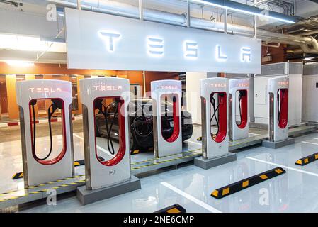 Bangkok, Thailand. 16. Februar 2023. Blick auf die Tesla Supercharger Station im Einkaufszentrum Central World in Bangkok. Tesla führt am 15. Februar 2023 die erste Supercharger-Station Thailands und die größte Station in Südost-Asiaat Central World, das Einkaufszentrum in Bangkok, Thailand, ein, um auf den Trend bei Elektrofahrzeugen und die steigende Zahl der Besitzer von Elektroautos in Thailand zu reagieren. (Foto: Peerapon Boonyakiat/SOPA Images/Sipa USA) Guthaben: SIPA USA/Alamy Live News Stockfoto