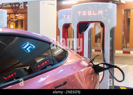 Bangkok, Thailand. 16. Februar 2023. Ein Tesla-Auto wird in der Central World, dem Einkaufszentrum in Bangkok, an einen Tesla-Supercharger angeschlossen gesehen. Tesla führt am 15. Februar 2023 die erste Supercharger-Station Thailands und die größte Station in Südost-Asiaat Central World, das Einkaufszentrum in Bangkok, Thailand, ein, um auf den Trend bei Elektrofahrzeugen und die steigende Zahl der Besitzer von Elektroautos in Thailand zu reagieren. (Foto: Peerapon Boonyakiat/SOPA Images/Sipa USA) Guthaben: SIPA USA/Alamy Live News Stockfoto