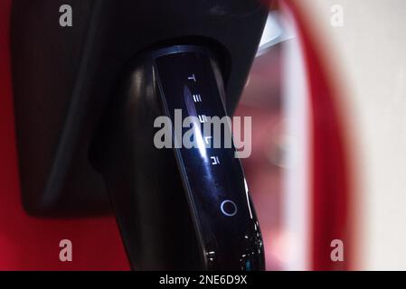 Bangkok, Thailand. 16. Februar 2023. Ein Tesla-Supercharger-Stecker, der am Bahnhof in Central World, dem Einkaufszentrum in Bangkok, zu sehen ist. Tesla führt am 15. Februar 2023 die erste Supercharger-Station Thailands und die größte Station in Südost-Asiaat Central World, das Einkaufszentrum in Bangkok, Thailand, ein, um auf den Trend bei Elektrofahrzeugen und die steigende Zahl der Besitzer von Elektroautos in Thailand zu reagieren. (Foto: Peerapon Boonyakiat/SOPA Images/Sipa USA) Guthaben: SIPA USA/Alamy Live News Stockfoto