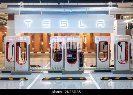Bangkok, Thailand. 16. Februar 2023. Blick auf die Tesla Supercharger Station im Einkaufszentrum Central World in Bangkok. Tesla führt am 15. Februar 2023 die erste Supercharger-Station Thailands und die größte Station in Südost-Asiaat Central World, das Einkaufszentrum in Bangkok, Thailand, ein, um auf den Trend bei Elektrofahrzeugen und die steigende Zahl der Besitzer von Elektroautos in Thailand zu reagieren. (Foto: Peerapon Boonyakiat/SOPA Images/Sipa USA) Guthaben: SIPA USA/Alamy Live News Stockfoto