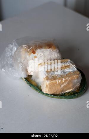 Zwei Stücke cremigen Zitronenkuchen auf einem Teller Stockfoto