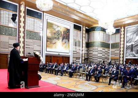 Peking, Peking, China. 15. Februar 2023. Dieses von der iranischen Präsidentschaft bereitgestellte Informationsfoto zeigt den Präsidenten der Islamischen Republik Iran, EBRAHIM RAISI, während einer Zeremonie, Hao Ping, den Sekretär der Kommunistischen Partei der Universität Peking, Erhielt den Titel „Ehrenprofessor“ der Universität Peking in Anerkennung der Dienste und Maßnahmen des Präsidenten zur Stärkung und Entwicklung der Beziehungen zwischen dem Iran und China sowie zur Wahrung des Friedens und der Stabilität in der Region und der Welt in Peking, China, am 15. Februar 2023. (Kreditbild: © iranischer Ratsvorsitz über ZUMA Press Wire) Stockfoto