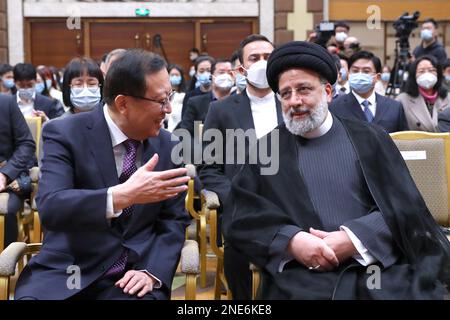 Peking, Peking, China. 15. Februar 2023. Dieses von der iranischen Präsidentschaft bereitgestellte Informationsfoto zeigt den Präsidenten der Islamischen Republik Iran, EBRAHIM RAISI, während einer Zeremonie, Hao Ping, den Sekretär der Kommunistischen Partei der Universität Peking, Erhielt den Titel „Ehrenprofessor“ der Universität Peking in Anerkennung der Dienste und Maßnahmen des Präsidenten zur Stärkung und Entwicklung der Beziehungen zwischen dem Iran und China sowie zur Wahrung des Friedens und der Stabilität in der Region und der Welt in Peking, China, am 15. Februar 2023. (Kreditbild: © iranischer Ratsvorsitz über ZUMA Press Wire) Stockfoto