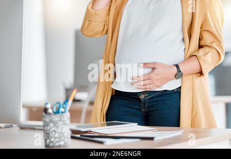 Schwangerschaft, Hand und Magen am Arbeitsplatz mit Tablet, Telefonat und Selbstversorgung für zukünftige mütter. Schwangere Frau, Schreibtisch oder Kommunikation in der Öffentlichkeit Stockfoto