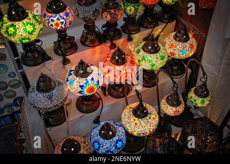 Traditionelle türkische Lampen oder Laternen der Arab Street (bunte Glaslampen) werden auf dem Souk Marketplace, Dubai, verkauft. Stockfoto